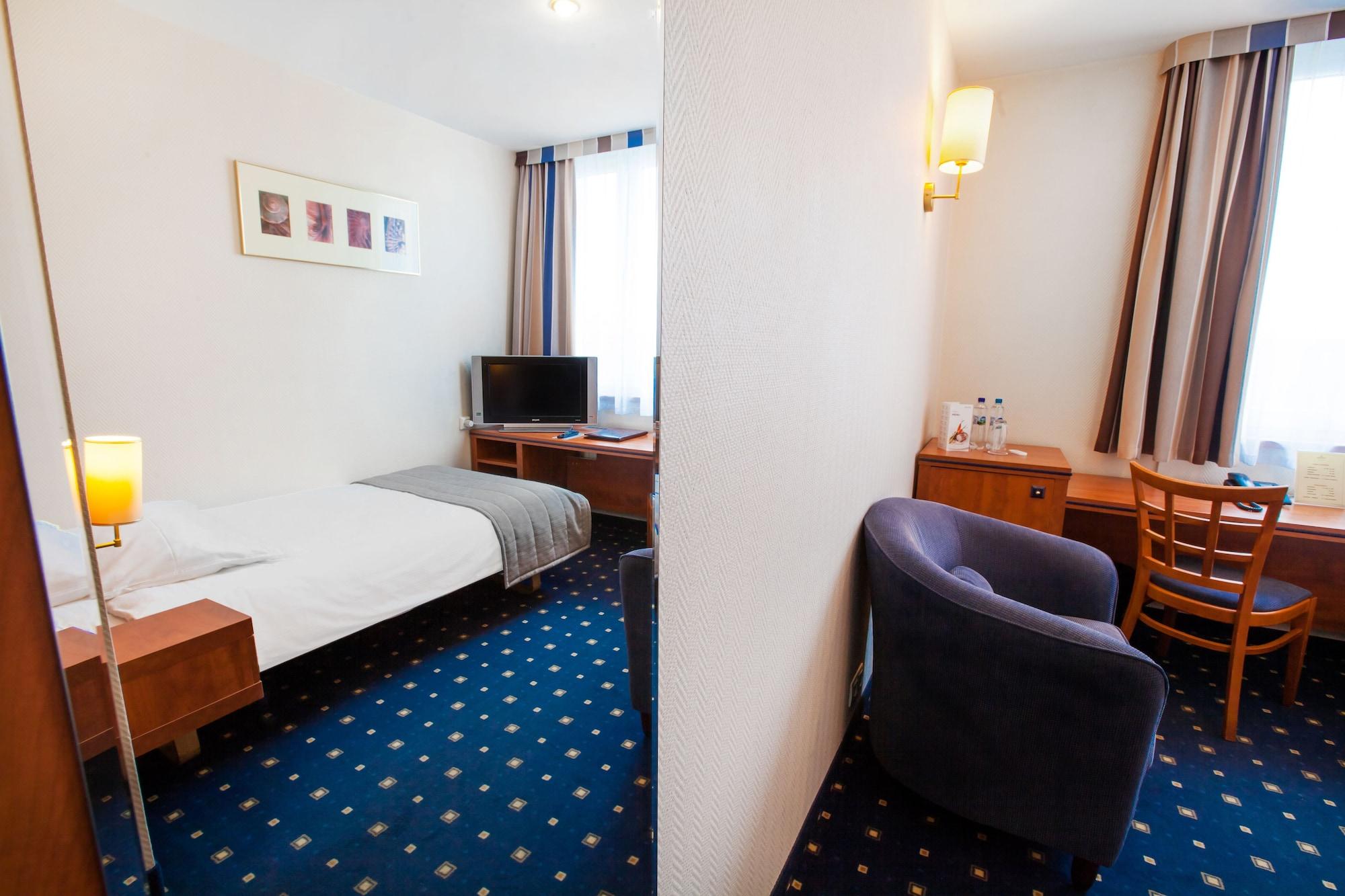Qubus Hotel Glogow エクステリア 写真