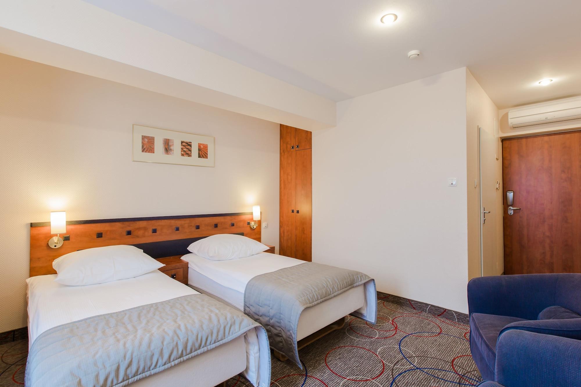 Qubus Hotel Glogow エクステリア 写真